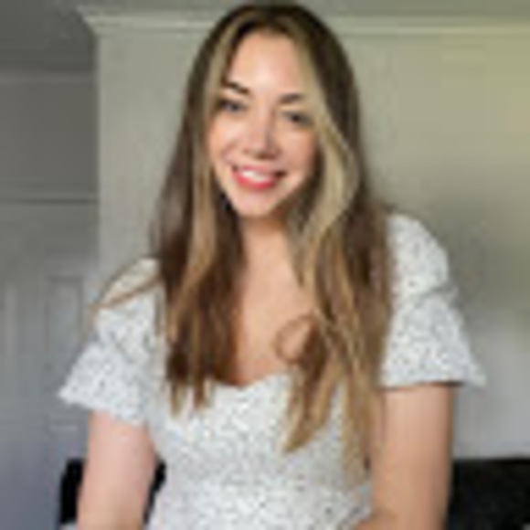 Profile Picture of Victoria Strohmann (@vicstrohmann) on Poshmark
