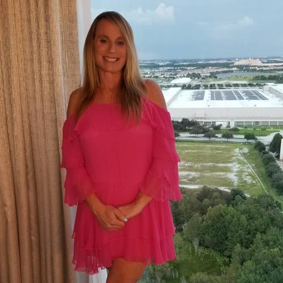 Profile Picture of Laura Zuckerberg (@jaxtennisgal) on Poshmark