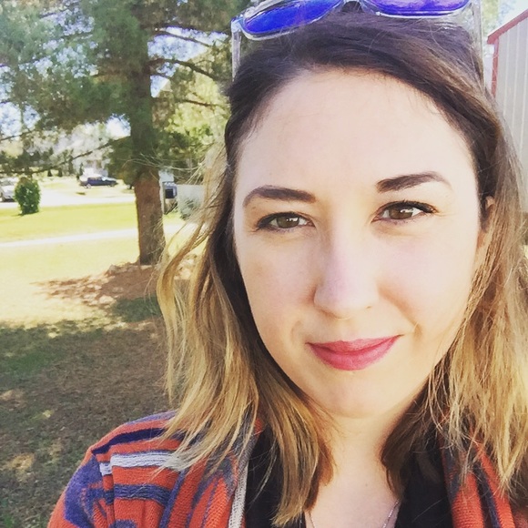 Profile Picture of Amanda Daulton (@arld80) on Poshmark