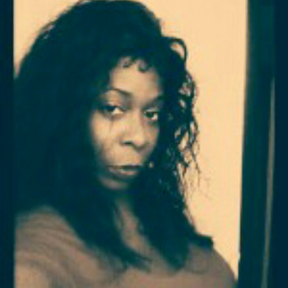 Profile Picture of Alice Warren (@stylezb) on Poshmark