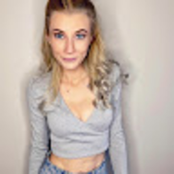 Profile Picture of Alice Groot (@alicegroot) on Poshmark