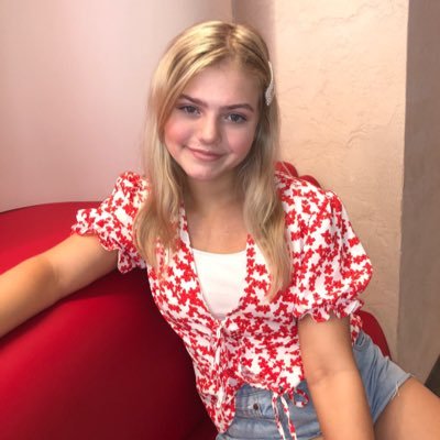 Profile Picture of Anna Hubbard (@annahubbard_) on Twitter