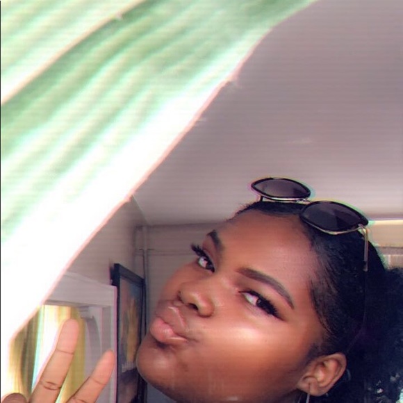 Profile Picture of Faith Duvivier (@faithduvivier) on Poshmark