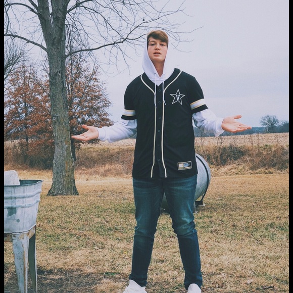 Profile Picture of Sean Mitchell (@sean32mitchell) on Poshmark