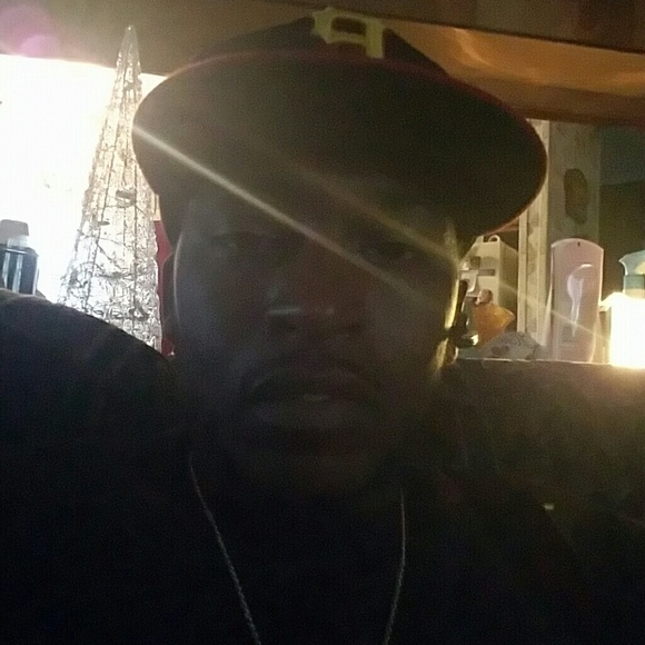 Profile Picture of Raymond Rutherford (@remo1986) on Poshmark