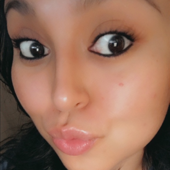 Profile Picture of Adriana Campos (@adrianaarlln) on Poshmark