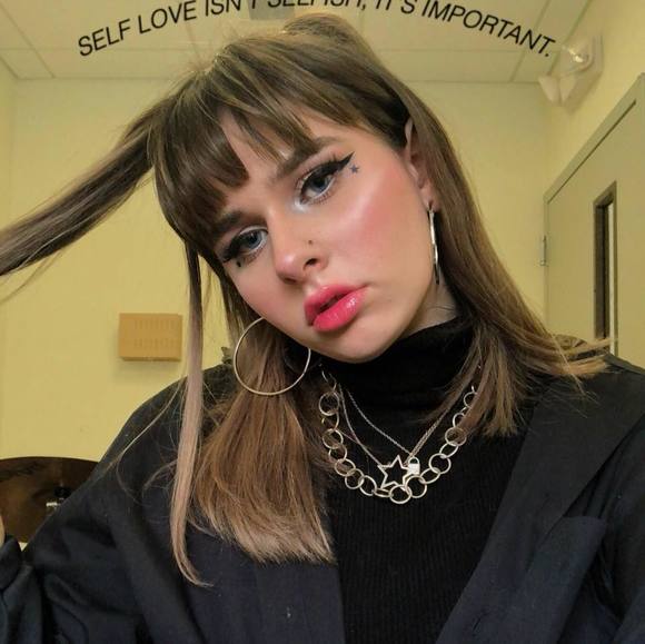 Profile Picture of Eva Skye (@evaskyexo) on Poshmark