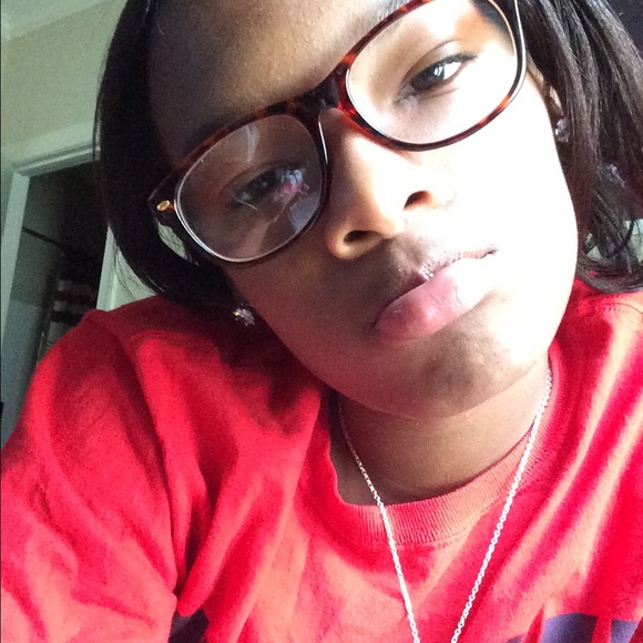 Profile Picture of Kyleigh Johnson (@kylesss_) on Poshmark