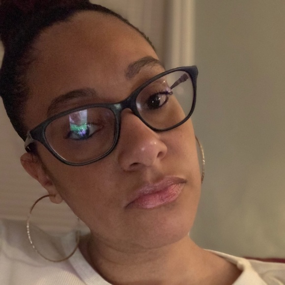 Profile Picture of Iris Dumet (@irisdee) on Poshmark