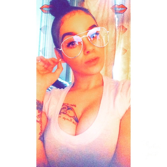 Profile Picture of Vivian Corchado (@vivcor09) on Poshmark