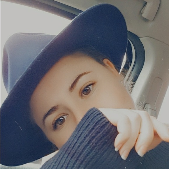 Profile Picture of Kirsten Poisel (@poisel) on Poshmark