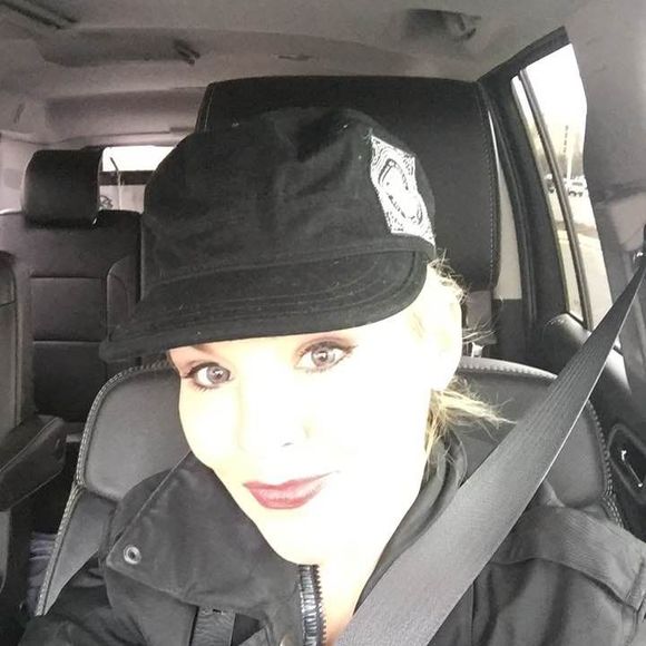 Profile Picture of Julia Inabinet (@djinabinet) on Poshmark