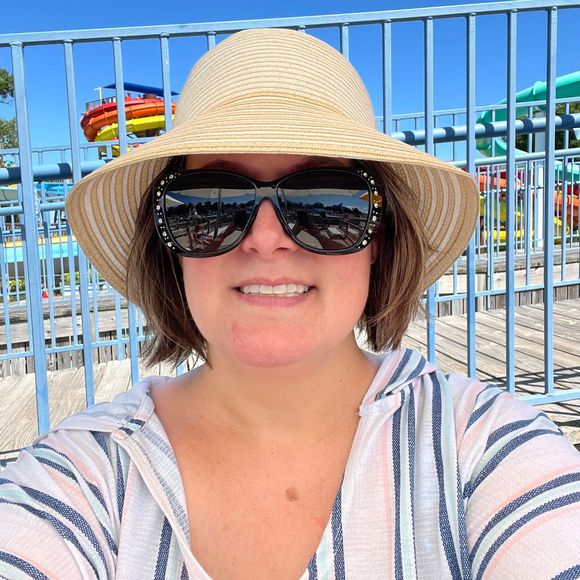 Profile Picture of Tara Gothe (@tarrrrrag) on Poshmark