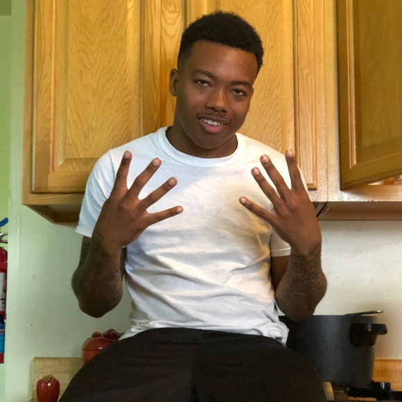 Profile Picture of Kaelin Williams (@kaewill23) on Poshmark