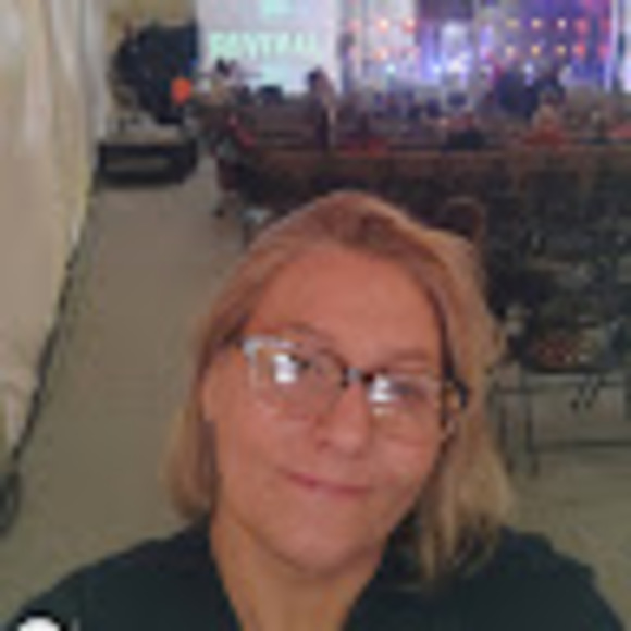 Profile Picture of Crystal Hargis (@clearyear24) on Poshmark