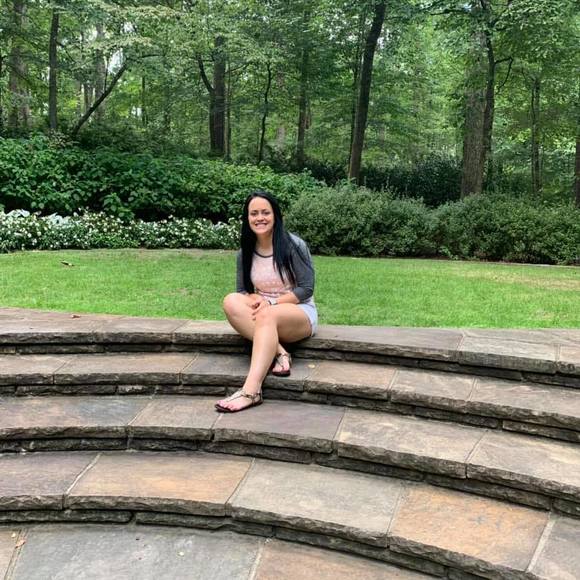 Profile Picture of Melanie Horton (@melanie19877) on Poshmark