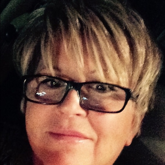 Profile Picture of Deborah Matthews (@mikeanddeb) on Poshmark