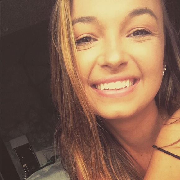 Profile Picture of Alexis Crummit (@acrummitt96) on Poshmark