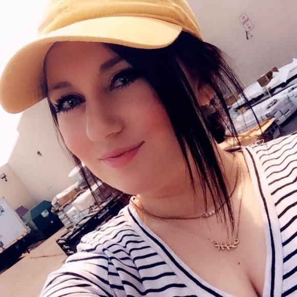 Tiffani Gamblin - Poshmark Profile Picture of Tiffani Gamblin (@gamblintiffani) on Poshmark
