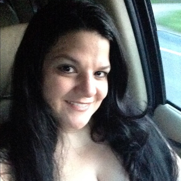 Profile Picture of Angela Plaugher (@drangelface77) on Poshmark
