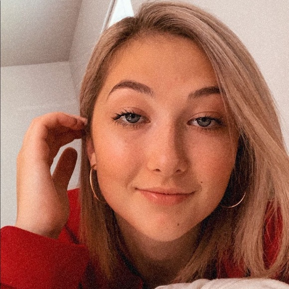 Profile Picture of Angie Rowbotham (@arowboat01) on Poshmark