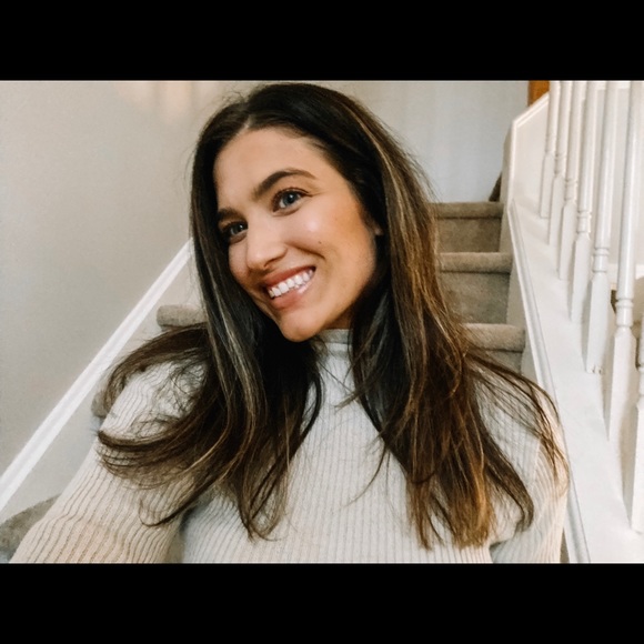 Profile Picture of Alexis Aaron (@aaronalexis336) on Poshmark