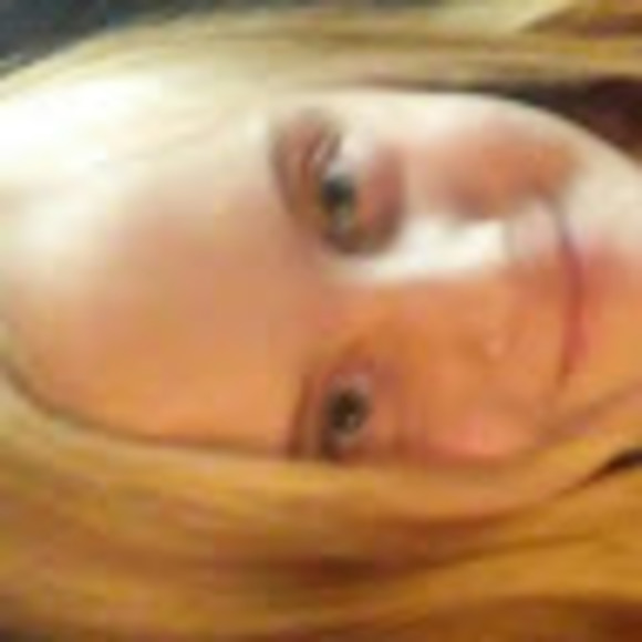 Profile Picture of Mckayla Lanningham (@mckaylamerkel) on Poshmark