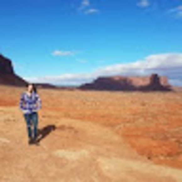 Profile Picture of Lizzie Carollo (@lizzie_carollo) on Poshmark