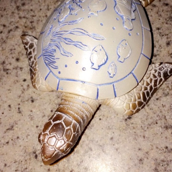 Profile Picture of Amanda Viveiros (@amandasv1717) on Poshmark