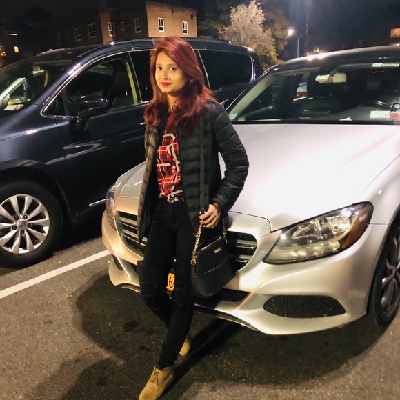 Profile Picture of Narisa Borsha (@narisaborsha) on Poshmark