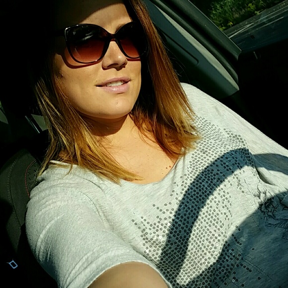 Profile Picture of Danielle Peltier (@dpelt07) on Poshmark