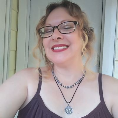 Profile Picture of Elizabeth Holland (@LizHolland1976) on Twitter
