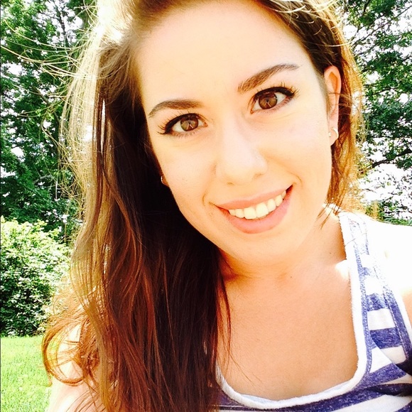 Profile Picture of Nadi Essien (@nadi_e) on Poshmark