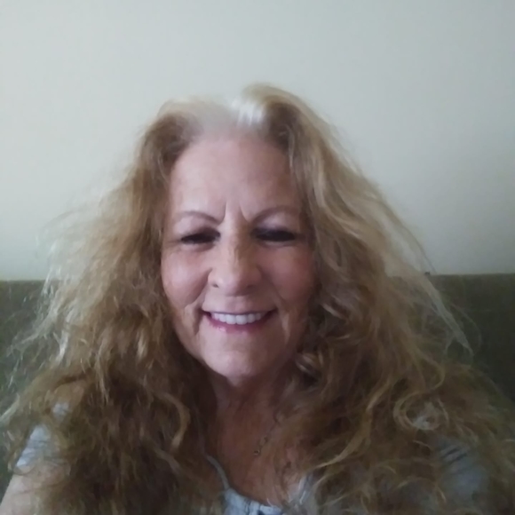 Profile Picture of Lori Kemp (@lorij8983) on Poshmark