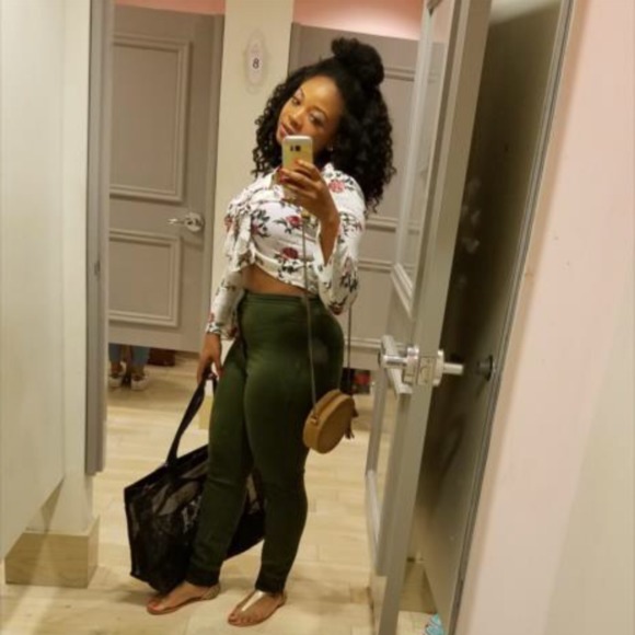 Profile Picture of Ava Badii (@baddiiava) on Poshmark