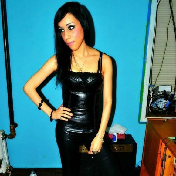 Profile Picture of Deborah Alvarez (@deborahrosey) on Poshmark