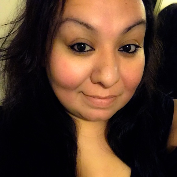 Profile Picture of Cesaria Flores (@mrsflores1) on Poshmark