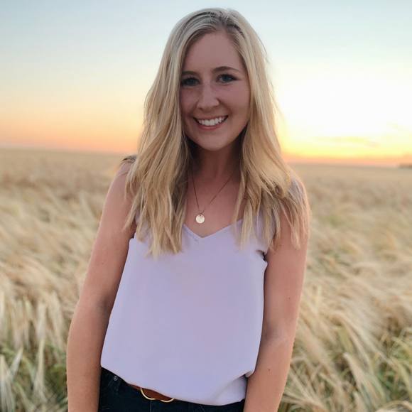 Profile Picture of Ashley Blechinger (@ablechinger) on Poshmark