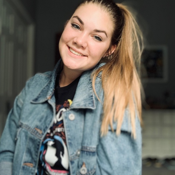 Profile Picture of Katelyn Frisbee (@hannnnah202) on Poshmark