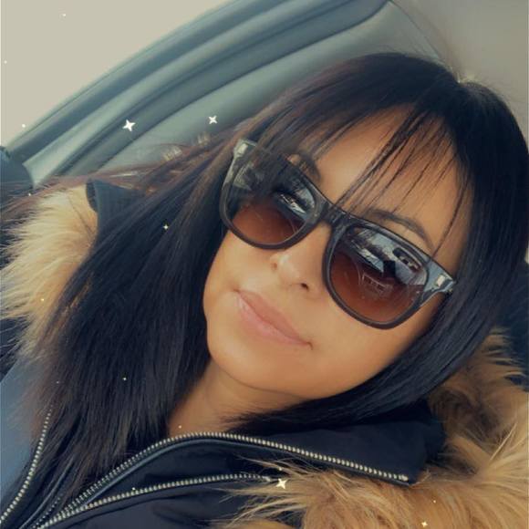 Profile Picture of Beatriz Lima (@chula_beatriz) on Poshmark