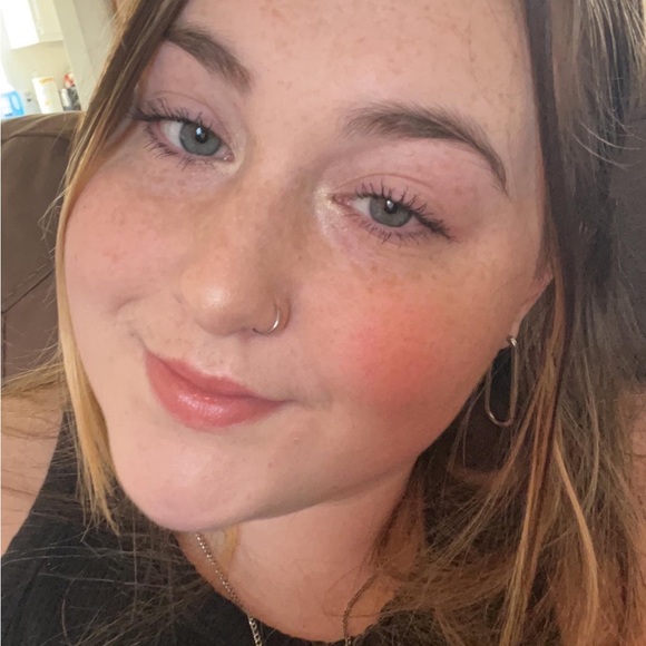 Profile Picture of Julia Gaston (@jjjuulliiaa) on Poshmark