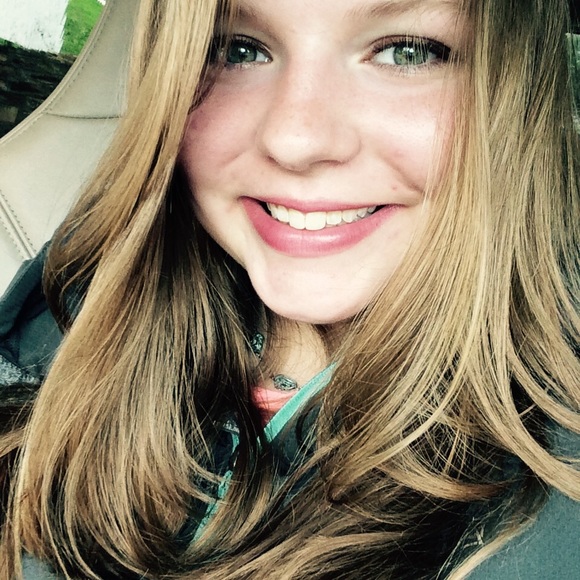 Profile Picture of Ellyse Sutliff (@ellysegrace) on Poshmark