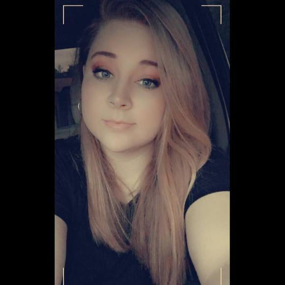 Profile Picture of Andrea Thynes (@andreathynes) on Poshmark