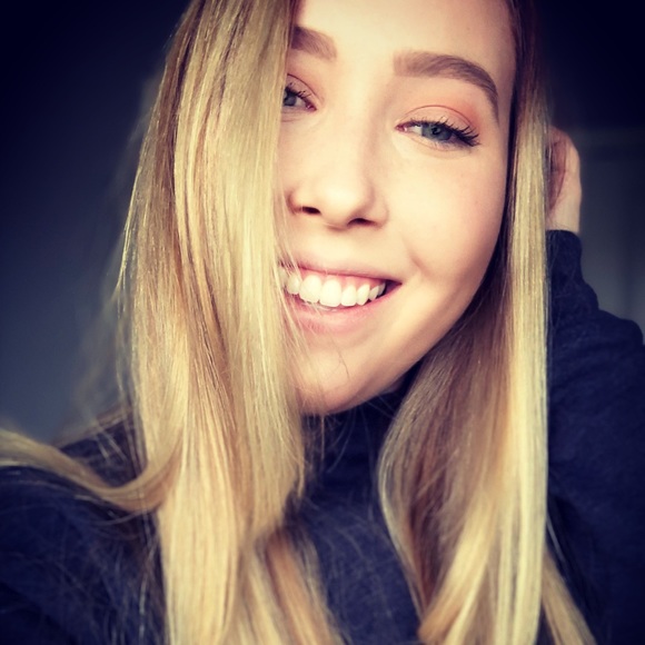 Profile Picture of Kelli Olson (@kellikays) on Poshmark