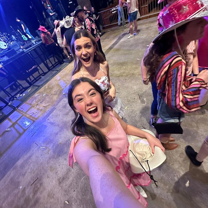 Profile Picture of vivian.T (@vivian_et) on Tiktok