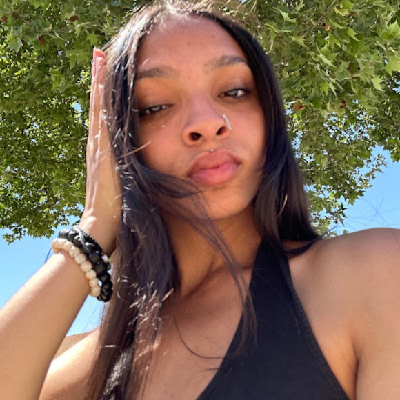 Profile Picture of Isabella Reuschel (@ijreuschel23) on Poshmark