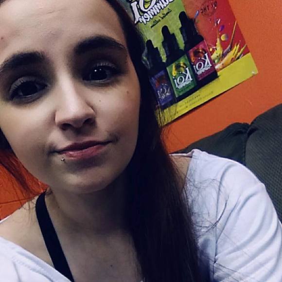 Profile Picture of Amanda Perrone (@amandalee_20) on Poshmark