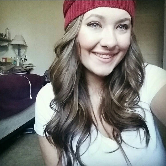 Profile Picture of Hillary Burkdoll (@hillbillee) on Poshmark