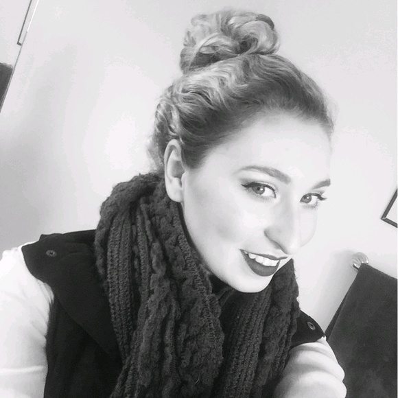 Profile Picture of Rikki Roberts (@rikkiroberts) on Poshmark