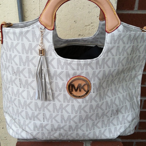 Profile Picture of Hawa Bah (@bamikoure) on Poshmark